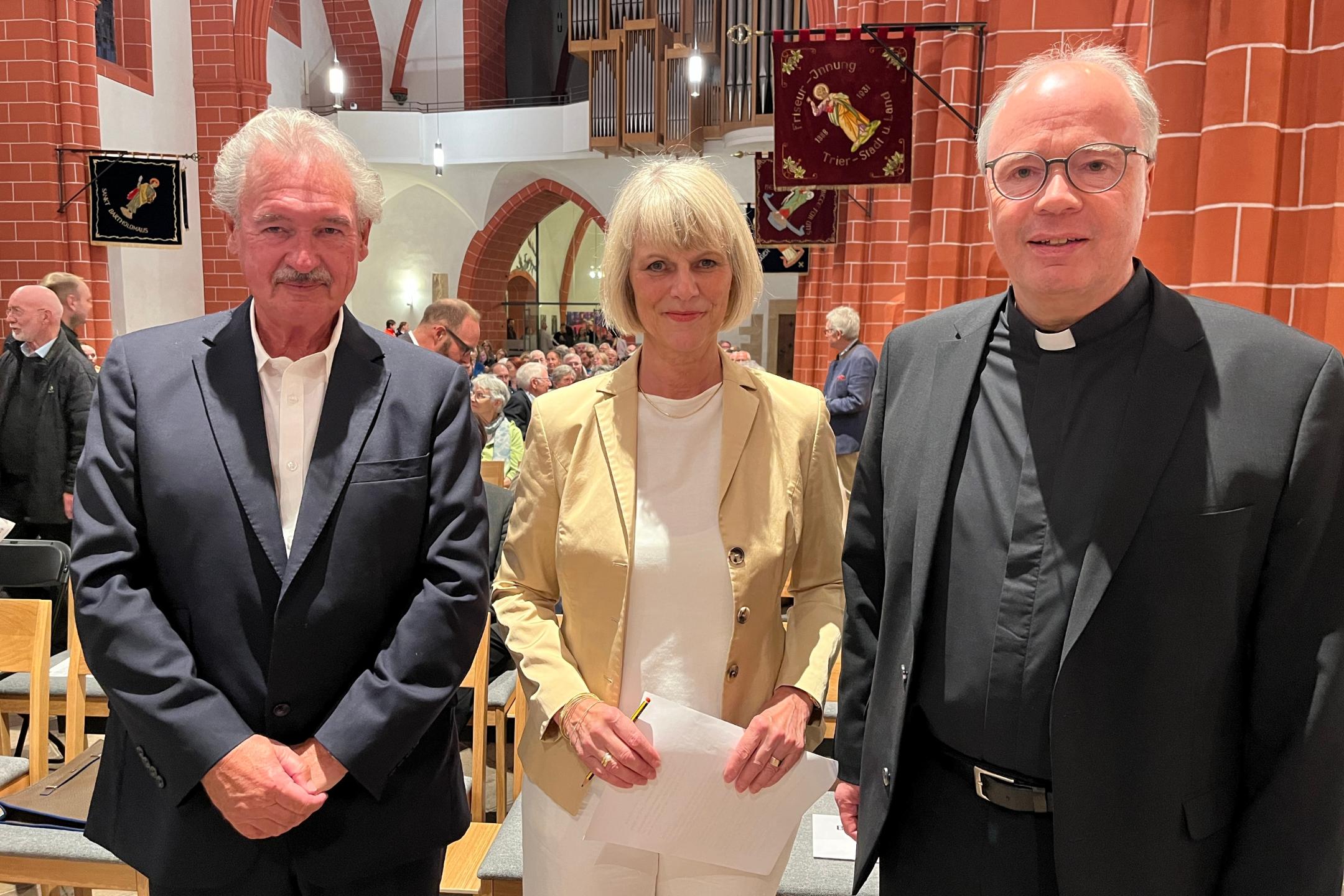 Bischof Stephan Ackermann, ZDF-Redakteurin Gundula Gause und Luxemburgs ehemaliger Außenminister Jean Asselborn in Sankt Gangolf.