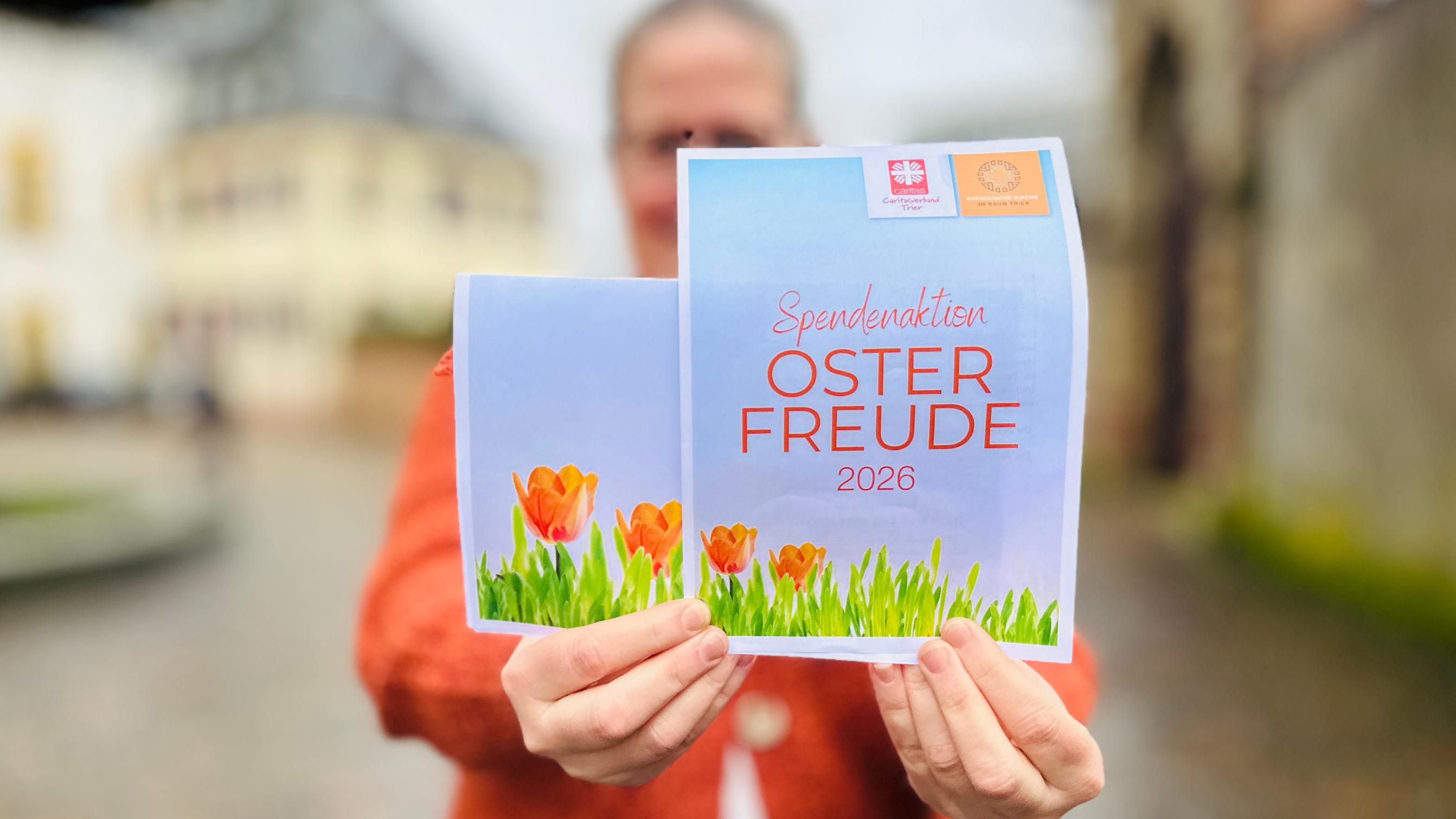 Das Foto zeigt einen Flyer mit Blumen, auf dem Werbung für die Osterfreude gemacht wird.